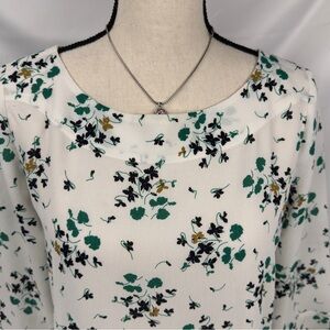 Ann Taylor Floral Pattern Top XS Bell Sleeve. Very Nice!